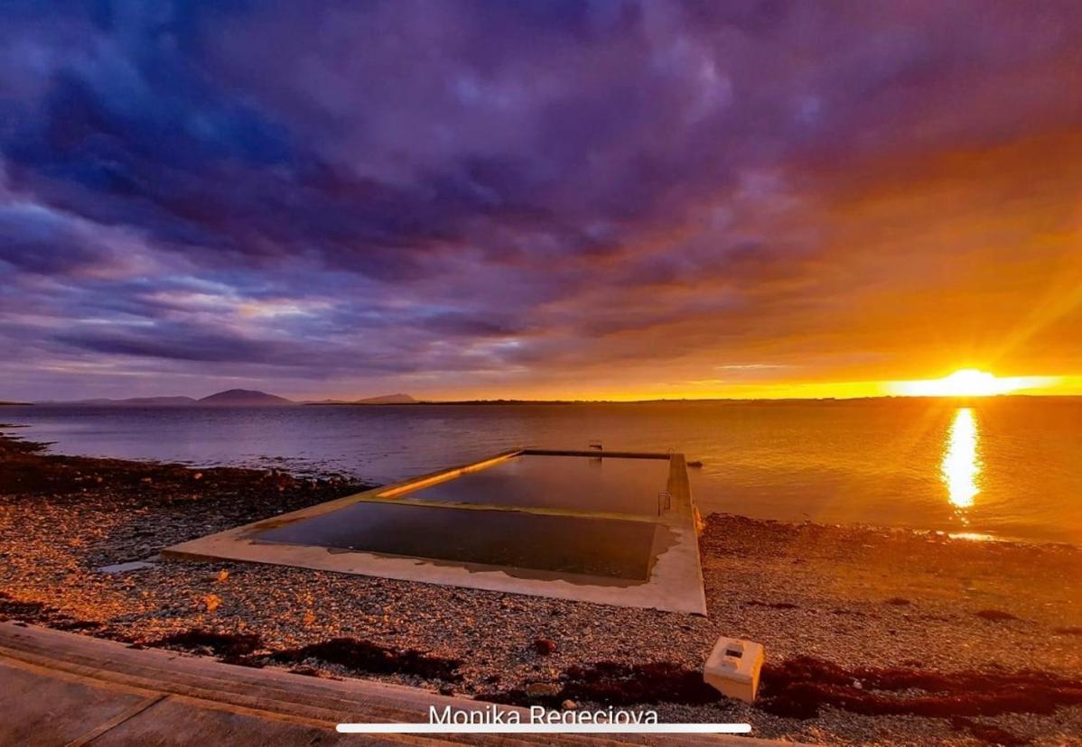 Seascape On The Edge Of Town: 4 Beds All Ensuite. Belmullet Kültér fotó